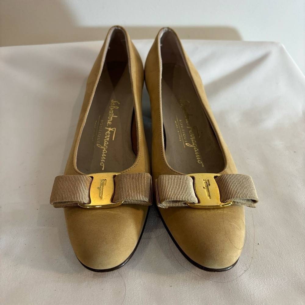 SALVATORE FERRAGAMO Sz 6AA Slip On Low Heel Suede Bow Toe Cap Metal Plaquette - Picture 2 of 11